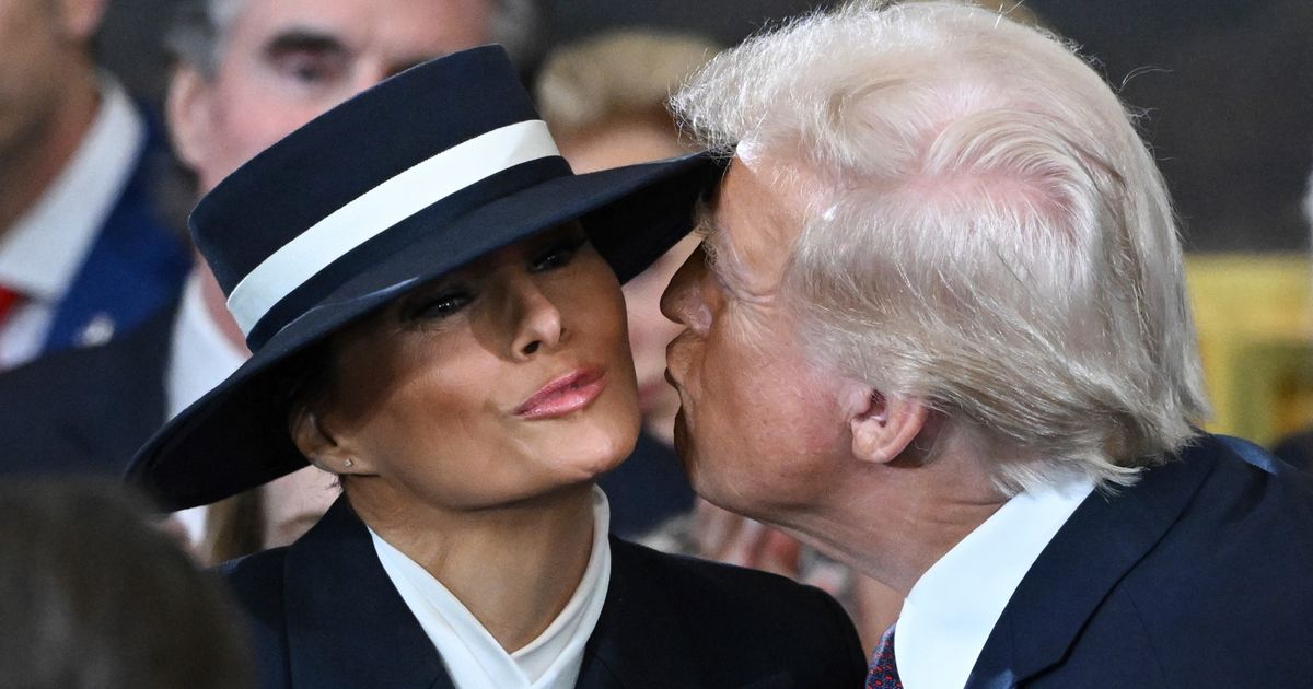 Tramp doživeo veliku nezgodu kad je pokušao da poljubi Melaniju na inauguraciji!