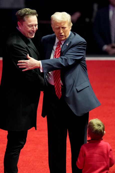 Ilon Mask sa sinom na skupu Donalda Trampa u Vašingtonu Ilon Mask sa sinom na skupu Donalda Trampa u Vašingtonu
