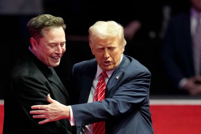 Ilon Mask sa sinom na skupu Donalda Trampa u Vašingtonu Ilon Mask sa sinom na skupu Donalda Trampa u Vašingtonu