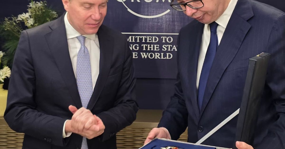 Vucic presents medal to president of World Economic Forum