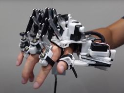 Robotska rukavica za sviranje klavira