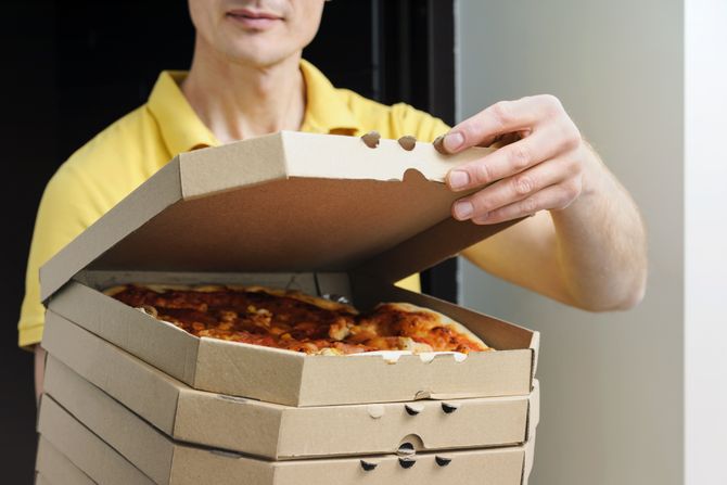 Dostavljač pice, pica Dostavljač pice, pica