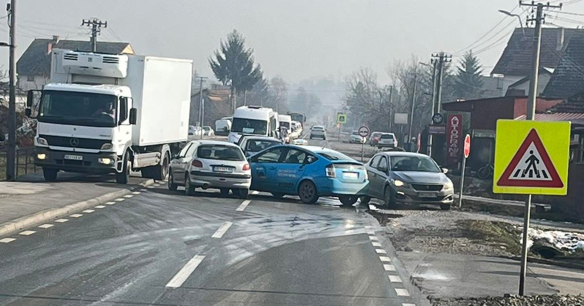 Kolaps na putu Požega - Arilje! Sudar dva automobila: Saobraćaj u prekidu, stvara se gužva