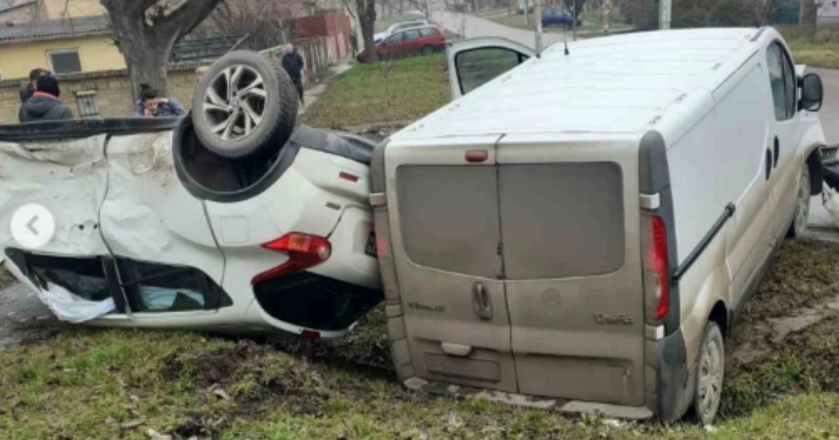 Strašna saobraćajka u Kaću: Automobil završio na krovu, ulubljen sa svih strana, kombiju otpao prednji deo