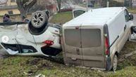 Strašna saobraćajka u Kaću: Automobil završio na krovu, ulubljen sa svih strana, kombiju otpao prednji deo