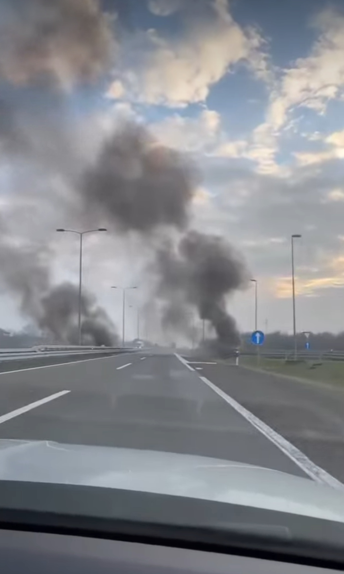 Horor snimak iz okoline Pančeva! Vatra guta autobus, ljudi se jedva evakuisali: "Počelo je da dimi, pa..."