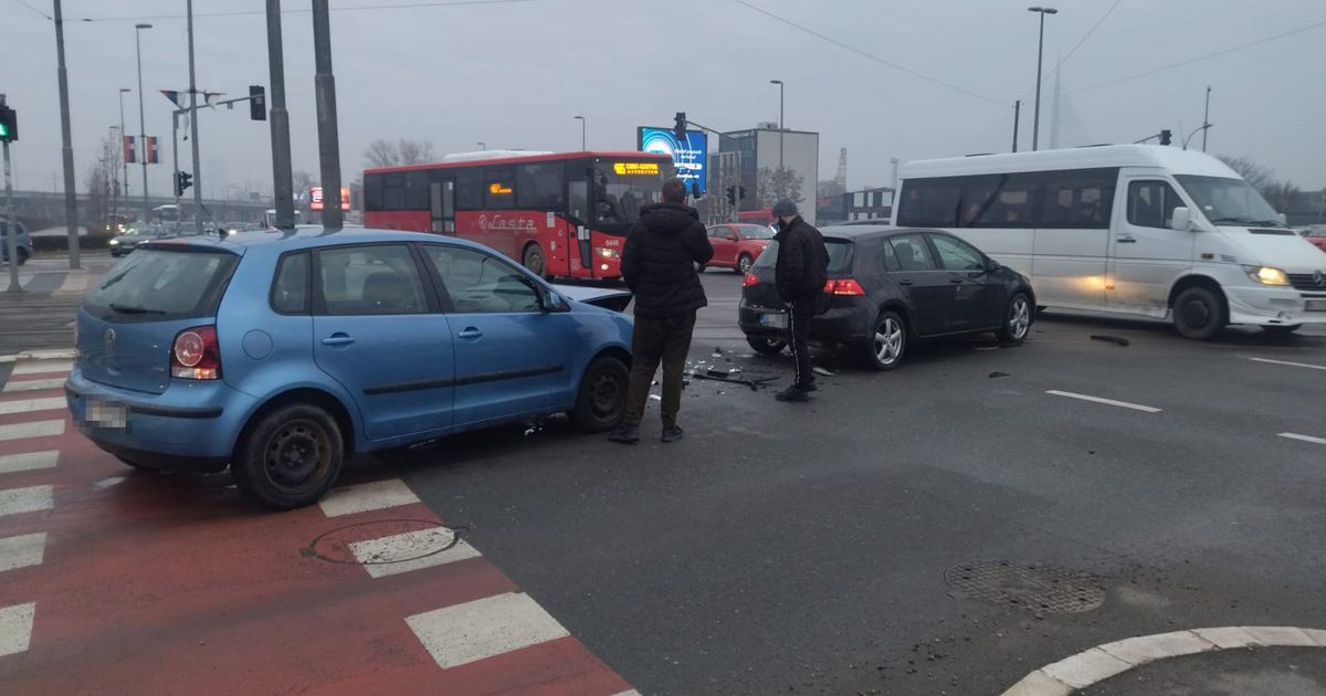 Sudar na raskrsnici na Novom Beogradu: Rasuti delovi automobila po putu, saobraćaj otežan