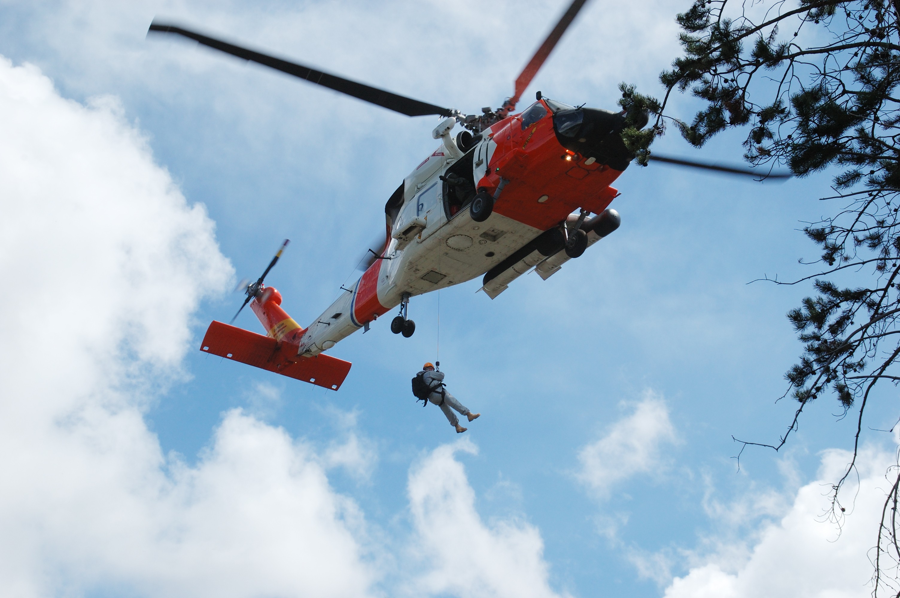 Drama na Hvaru: Ženi pozlilo na plaži, helikopter Hitne pomoći sleteo na stene u gotovo nemogućim uslovima!