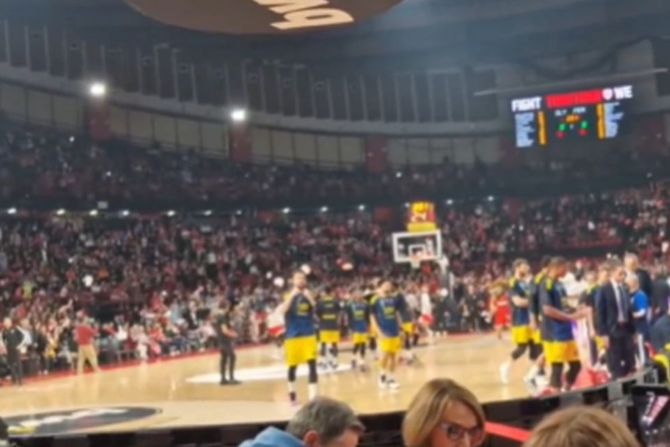 Navijači bacaju igračke na Olimpijakos - Fenerbahče