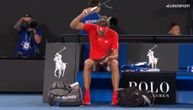 Zverev "poludeo" u finalu Australijan opena: Nemac seo na klupu, pa slomio dva reket zbog besa posle 2. seta!