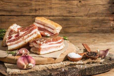 Beli luk i slanina Beli luk i slanina