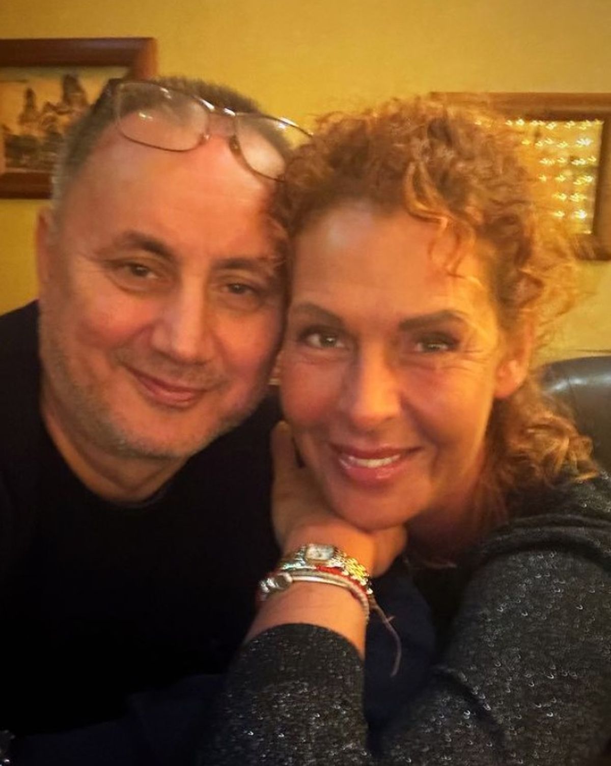 Majka Mine Vrbaški u vezi sa voditeljem! Ljube se, grle, sve javno objavila: "Život je lep..."