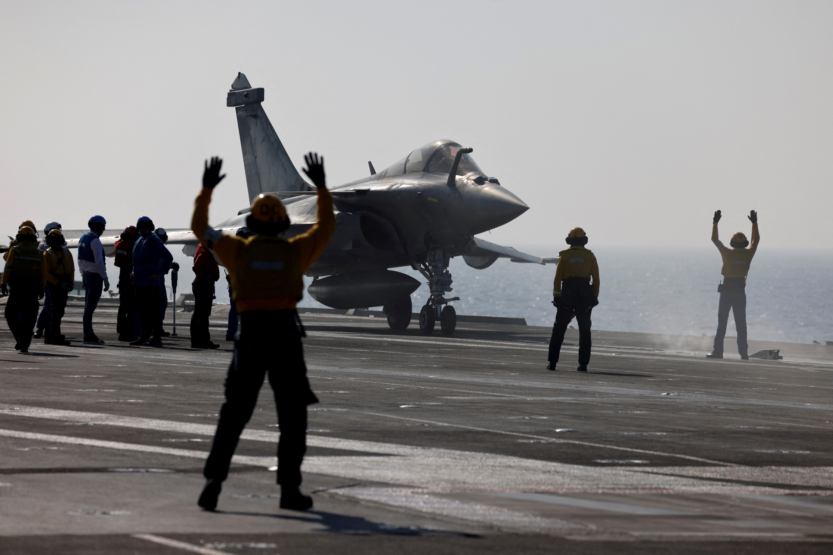 KOMIČNO Francuski oficir otkrio lokaciju nosača aviona: Trening na palubi uz uključenu aplikaciju