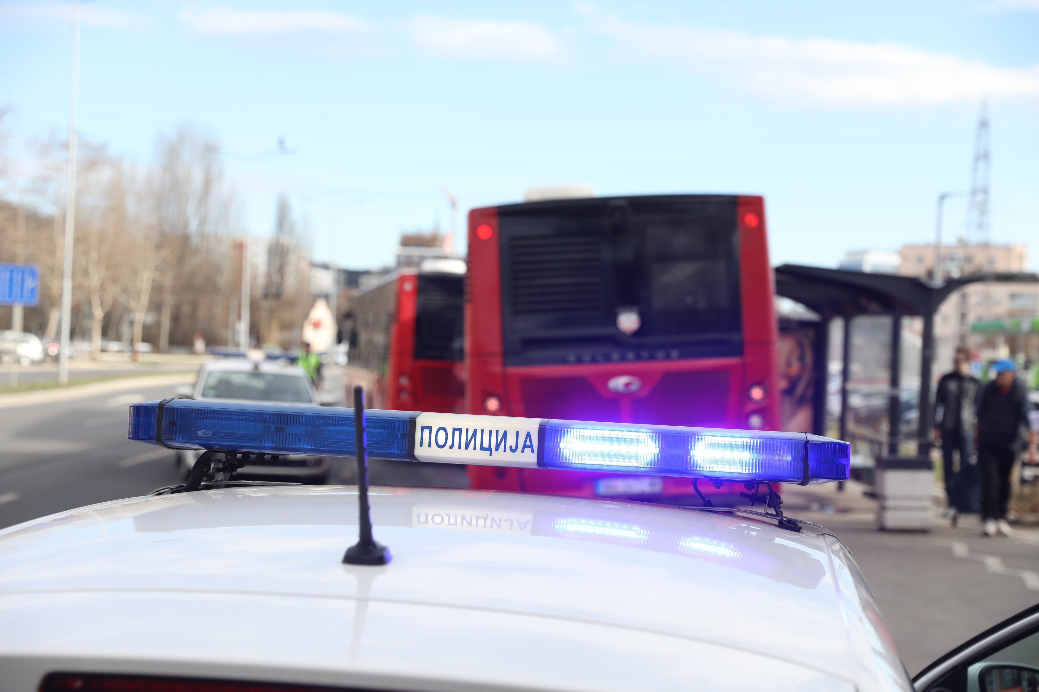 DOKLE VIŠE? Autobus pokosio stajalište u Nišu: Samo jedan skok delio je tinejdžera od tragedije na Trošarini!