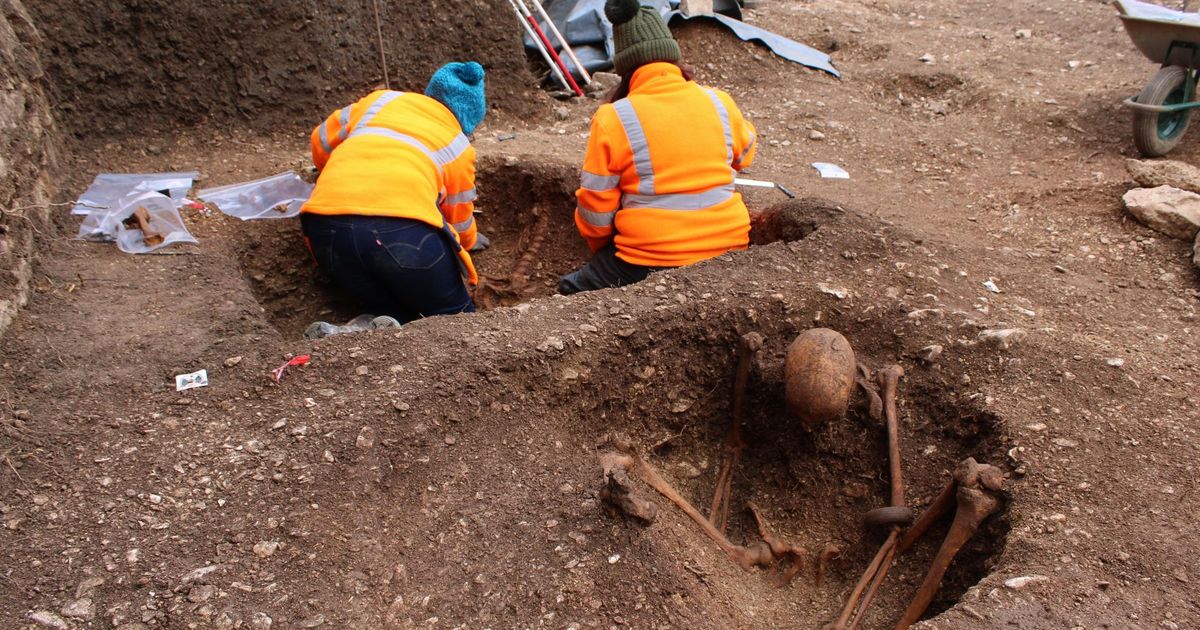 Misterija 13 pogrebnih jama u centru Dižona: Pokojnici sahranjeni u sedećem pomožaju