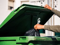 bacanje smeća, smeće, kanta, kontejner