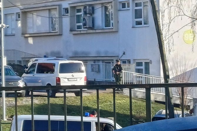 Policija sa dugim cevima ispred Kliničkog bolničkog centra Sestre milosrdnice u Zagrebu