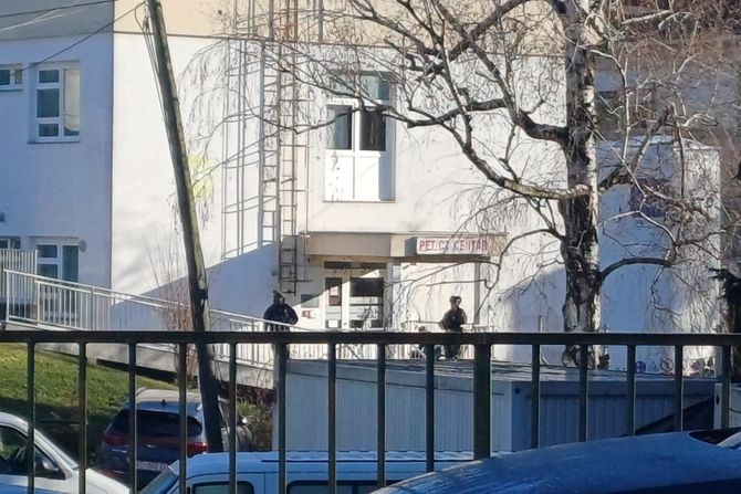 Policija sa dugim cevima ispred Kliničkog bolničkog centra Sestre milosrdnice u Zagrebu