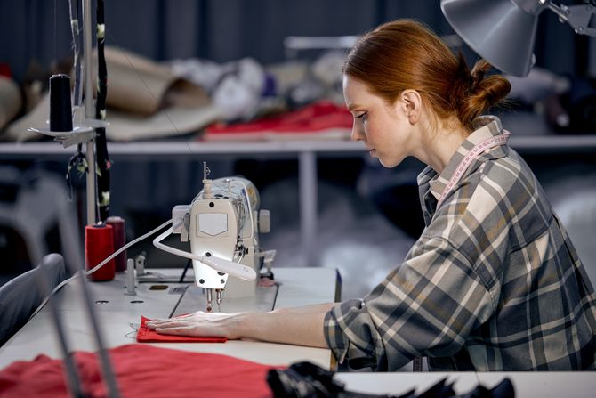 Krojačica, šivenje, šivaća mašina , tekstilna fabrika