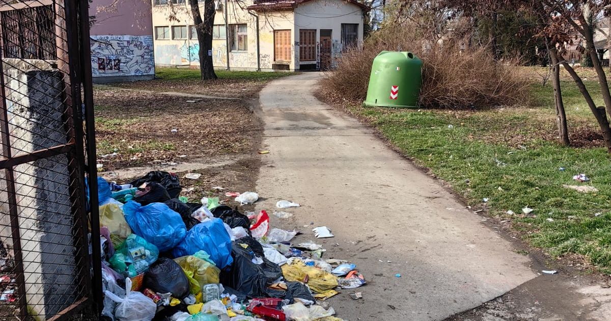 Sramne slike iz Pančeva! Smeće razbacano na sve strane: Pored kontejnera, ljudi đubre bacaju na ulazu u školu