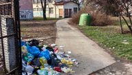 Sramne slike iz Pančeva! Smeće razbacano na sve strane: Pored kontejnera, ljudi đubre bacaju na ulazu u školu