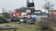 Stravičan sudar kod Čačka: Kombi se prevrnuo nasred kružnog toka, delovi vozila svuda po putu