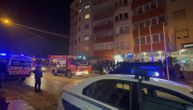 Buknuo požar u zgradi u Novom Pazaru: Dvoje ljudi prevezeno u bolnicu, sumnja se da je požar podmetnut