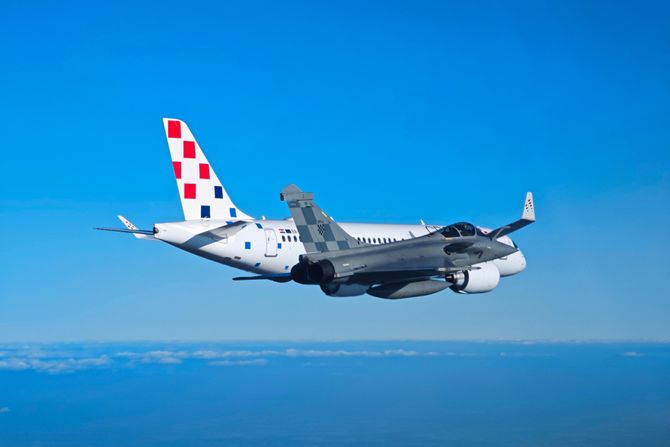 Hrvatska, Rafalei, avion Croatia Airlinesa s Hrvatskom rukometnom reprezentacijom