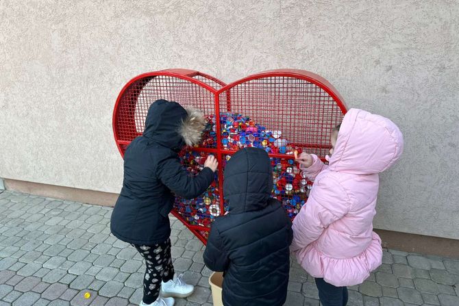 Crvena srca postavljena na školama i vrtićima u Čačku