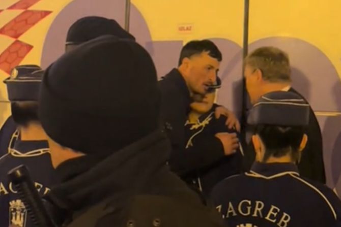 Domagoj Duvnjak i mažoretkinje Domagoj Duvnjak i mažoretkinje