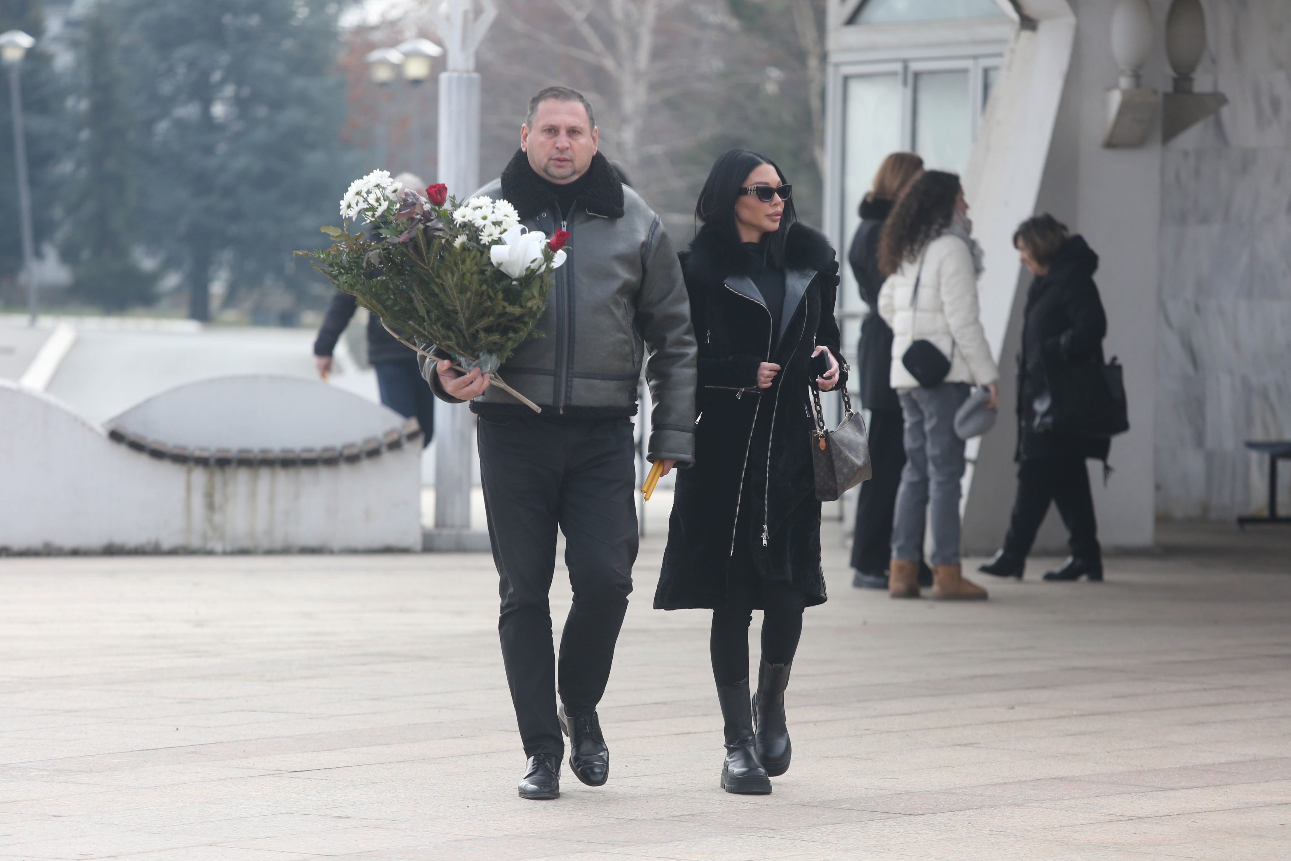 Sa zavojima na glavi, sva u podlivima: Nju niko nije prepoznao na sahrani Matorine majke, tek izašla iz bolnice