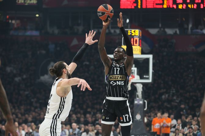 Isak Bonga i Tornike Šengelija (KK Partizan - KK Virtus Bolonja)