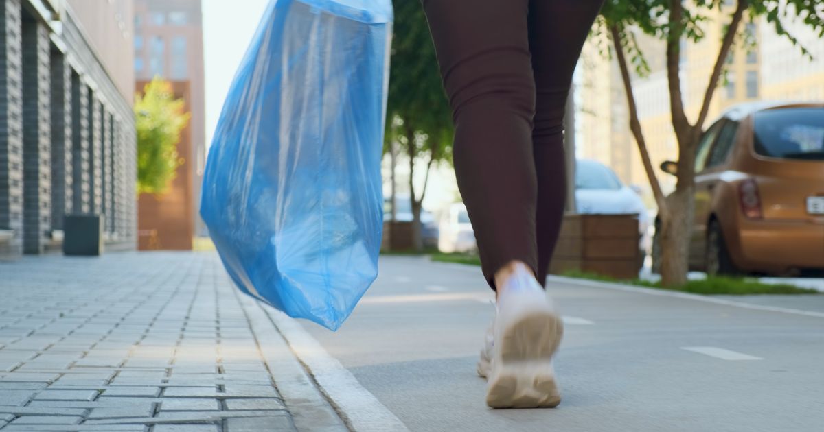 Hara nova prevara: Građani upozoreni da ne skeniraju kodove sa OVIH kesa, to je zamka!