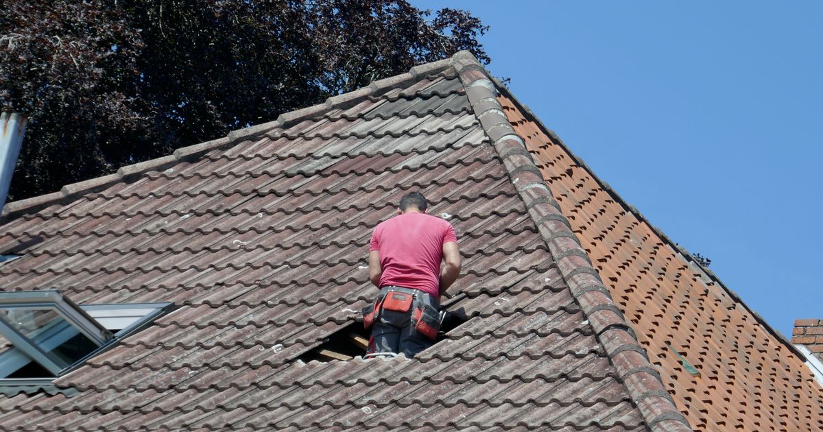 Ogroman komad leda pao s neba i probio krov kuće: Uspaničeni ljudi pozvali policiju, evo i snimka