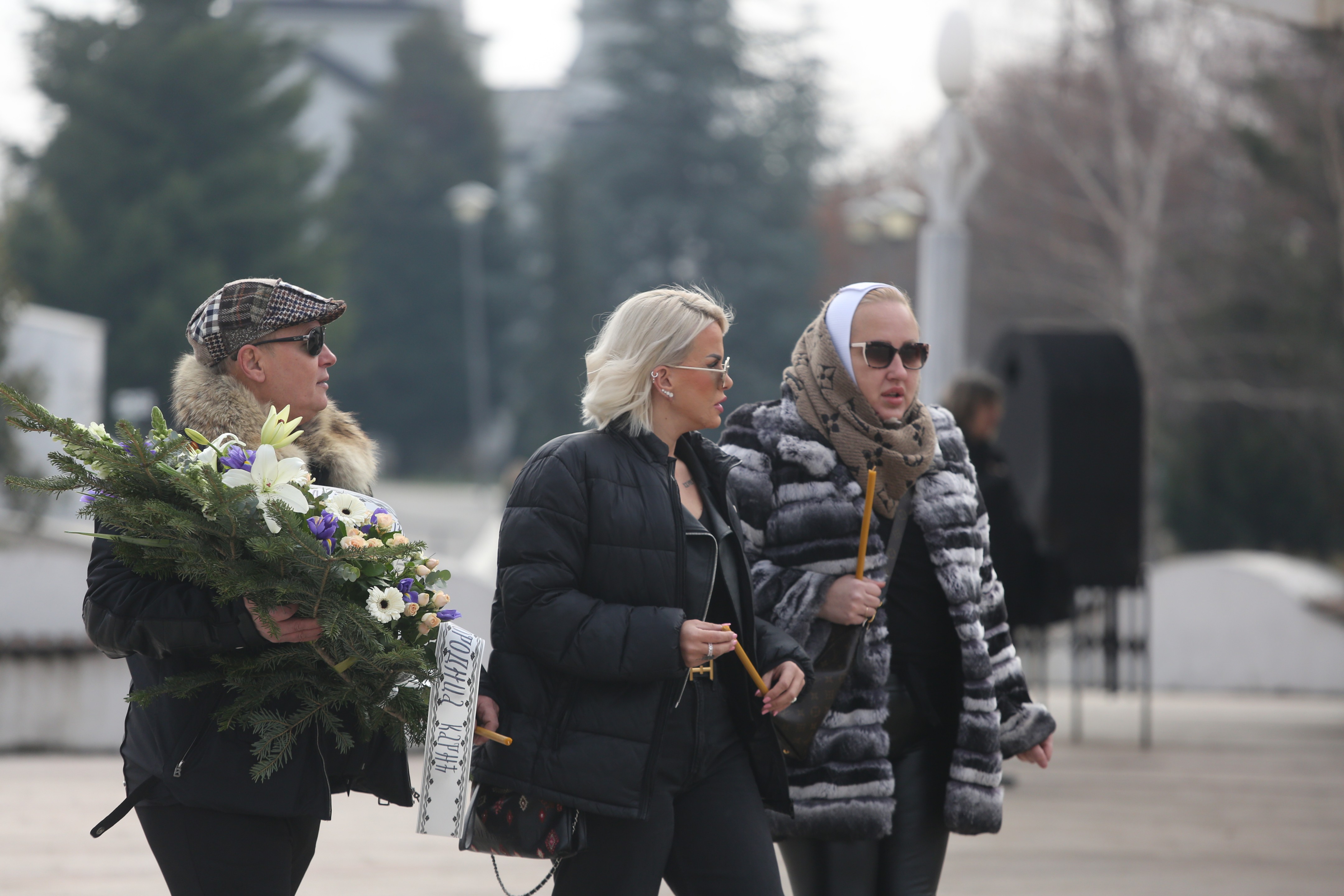 Sa zavojima na glavi, sva u podlivima: Nju niko nije prepoznao na sahrani Matorine majke, tek izašla iz bolnice