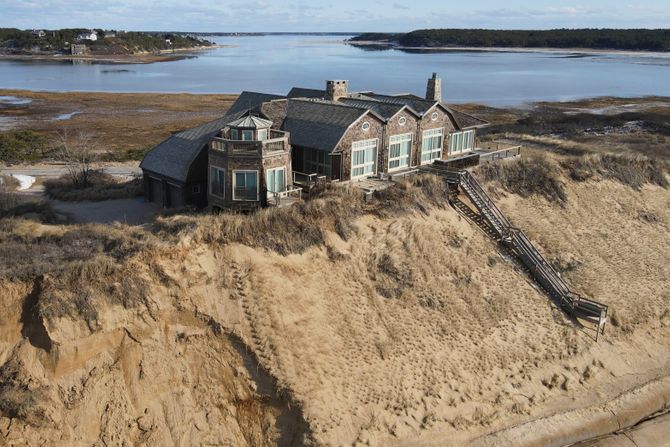 Cape Cod kuća plaža litica Masačusets erozija