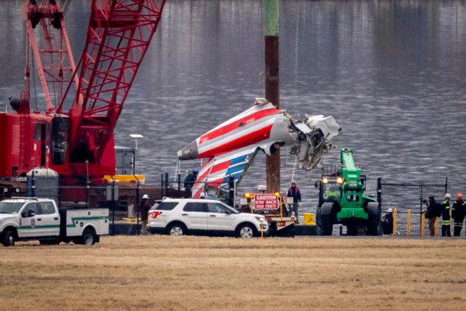 Helikopter, Vašington, izvlačenje delova Crnog jastreba iz reke Potomak nakon sudara sa avionom