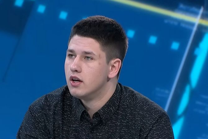 Miloš Pavlović, paradni student SNS-a