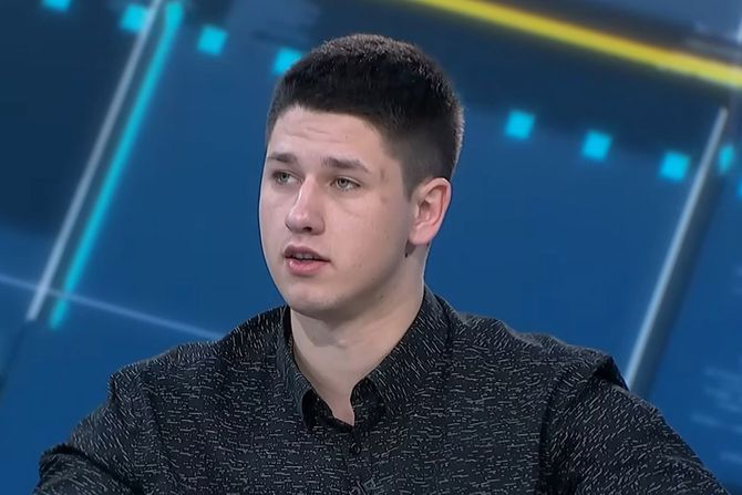 Miloš Pavlović, paradni student SNS-a