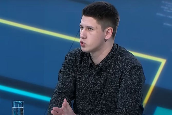 Miloš Pavlović, paradni student SNS-a