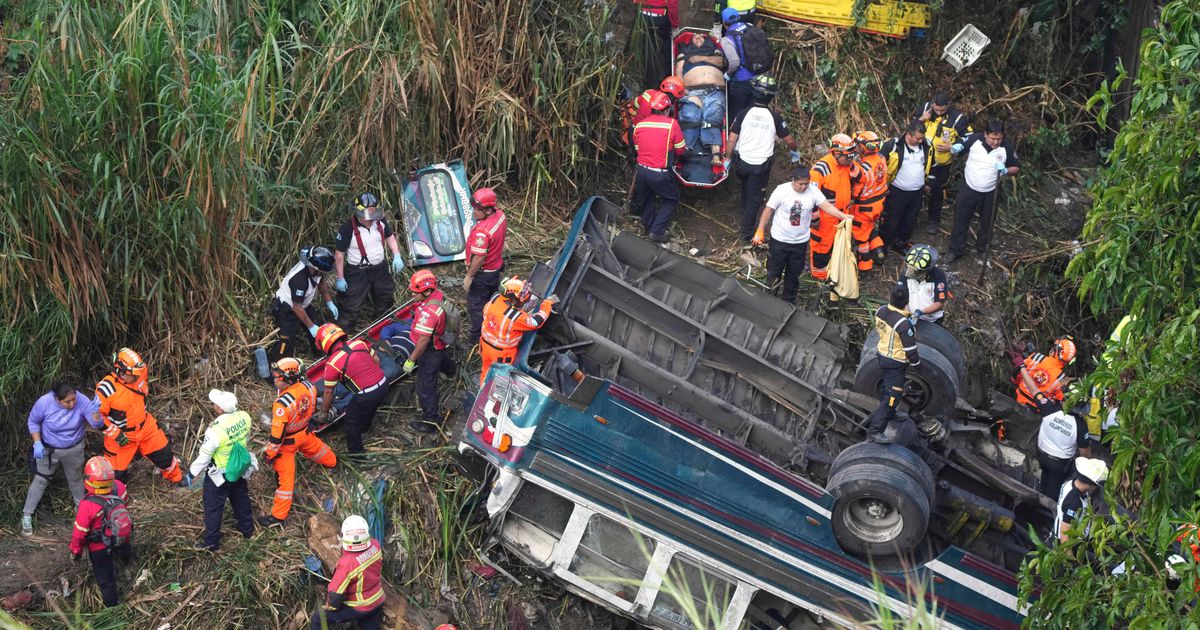 Najmanje 51 ljudi poginulo nakon što je autobus pao sa mosta u Gvatemala Sitiju