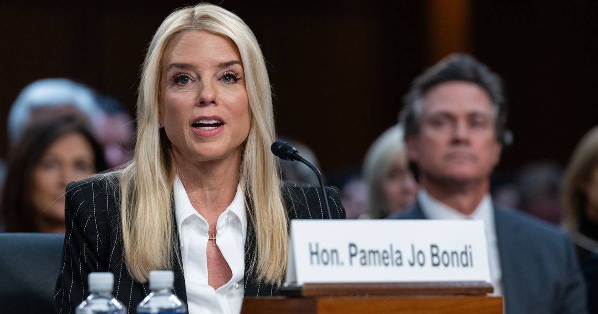 Pad Pem Bondi! Smejala se sa Trampom ispred Bele kuće, ušla u limuzinu i u vožnji saznala da je dobila otkaz!