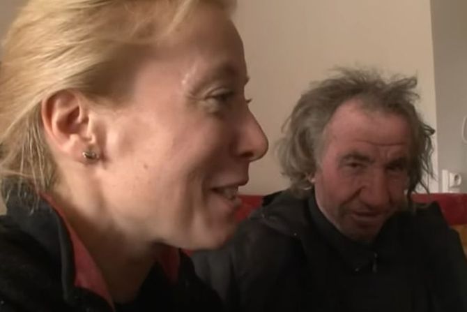 plavuša i beskućnik plavuša i beskućnik