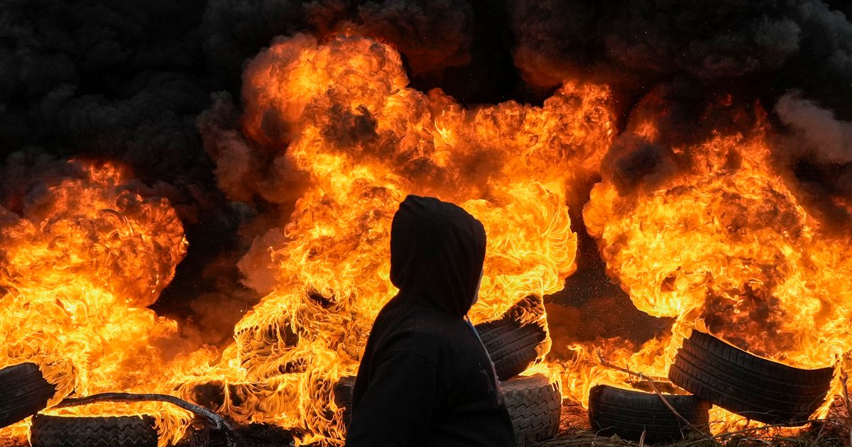 UZNEMIRUJUĆE! Jezivi snimci napada na pripadnike misije UN u Libanu: Tuku vojnike, vozila gore, rulja urla!