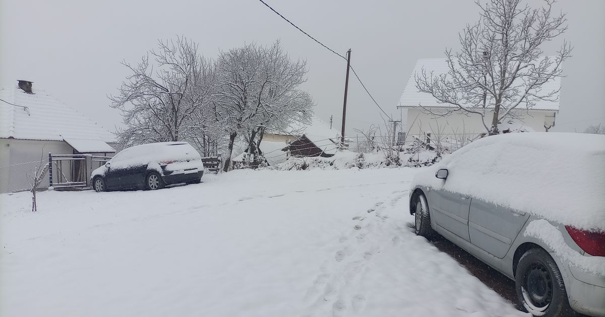 Snežno zimsko jutro na Zlatiboru, prizori su prelepi: Turisti srećni, putari spremni, a meštani se ne raduju!