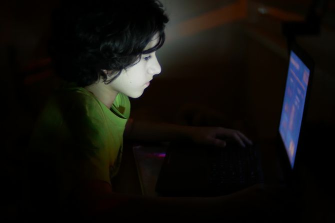 dečak, računar dečak, računar