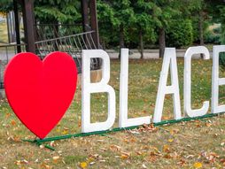 Spomenik šljivi, Blace, Srbija