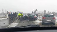 Jeziv prizor na putu Kraljevo-Vrnjačka Banja: Devojka povređena u teškom sudaru, auto smrskan nasred kolovoza