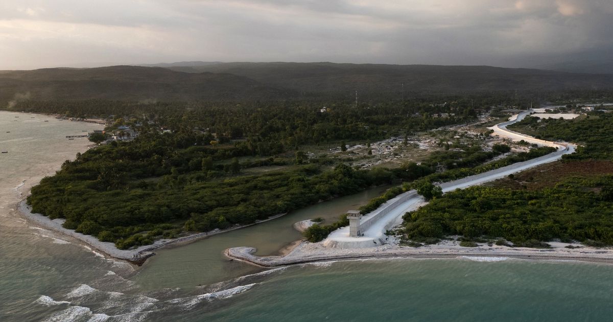 Rajsko ostrvo podeljeno na dva dela: S jedne strane zida turisti uživaju, s druge strane ubistva i silovanja