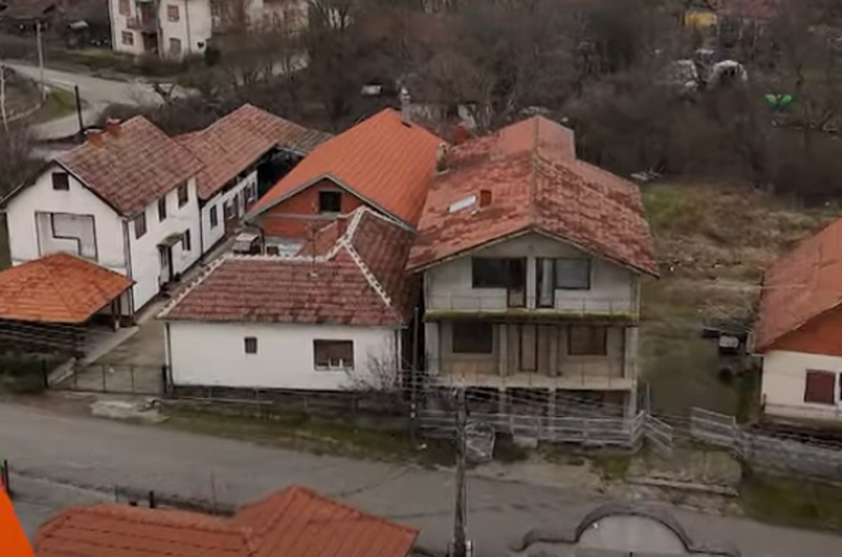 Ovo je Gastozova porodična kuća u Svilajncu: Nedovršena, bez fasade, oko nje haos! A tek da vidite unutra...